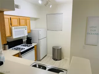 Photo #6: 2650986 Listing