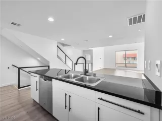 More Details about MLS # 2652205 : 250 TOWER STREET