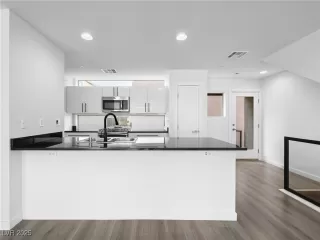 Photo #2: 2652205 Listing