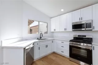 Photo #3: 2656954 Listing 