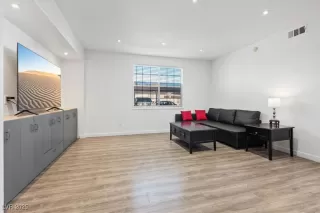 Photo #3: 2657585 Listing