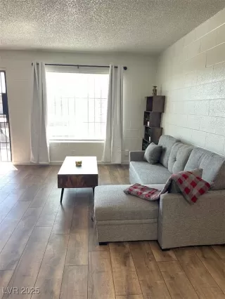 Photo #2: 2658785 Listing 