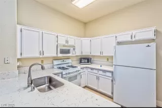 Photo #4: 2658985 Listing