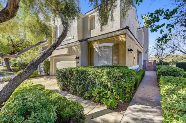 MLS: 2659863 Condo For Sale