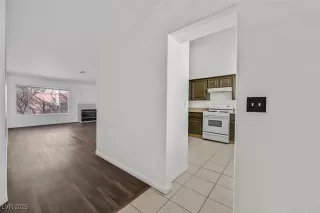 Photo #5: 2661443 Listing