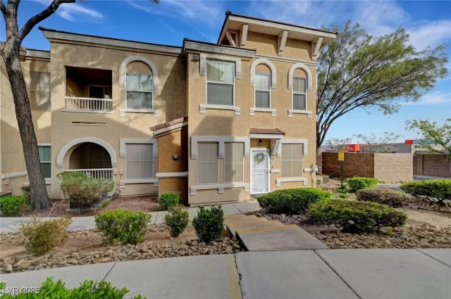 MLS: 2666816 Condo For Sale