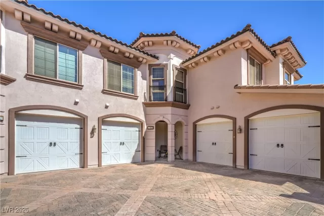 MLS: 2666977 Condo For Sale