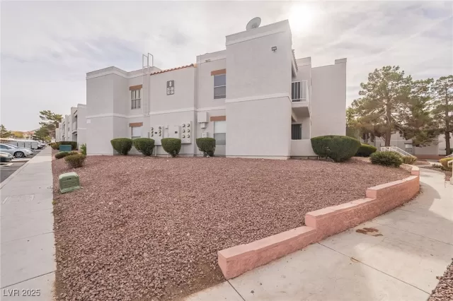 MLS: 2668531 Condo For Sale