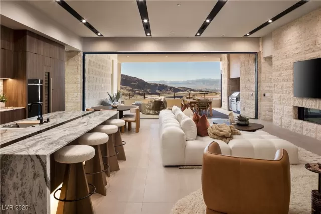 MLS: 2669927 Condo For Sale