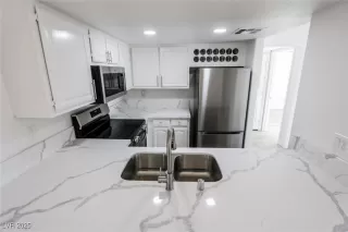 Photo #2: 2670296 Listing