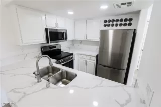 Photo #3: 2670296 Listing