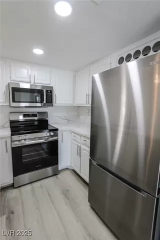 Photo #4: 2670296 Listing