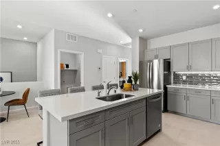 Photo #5: 2670860 Listing