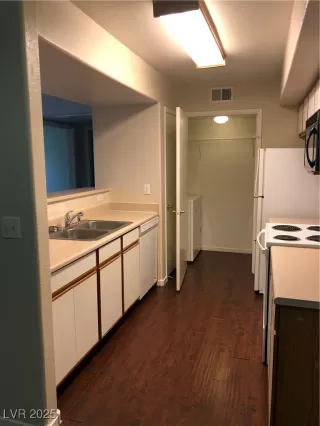 Photo #3: 2670981 Listing 