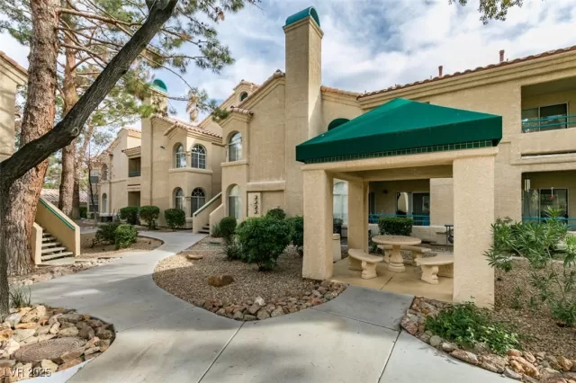 MLS: 2672651 Condo For Sale