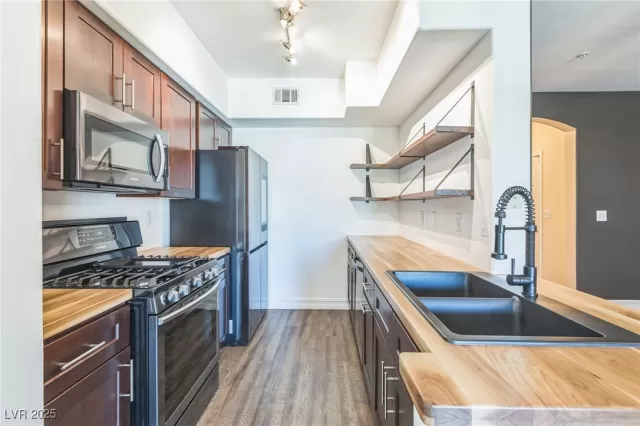 MLS: 2673428 Condo For Sale