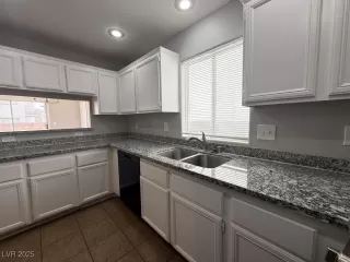 Photo #3: 2677057 Listing