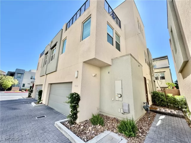 MLS: 2677312 Condo For Sale