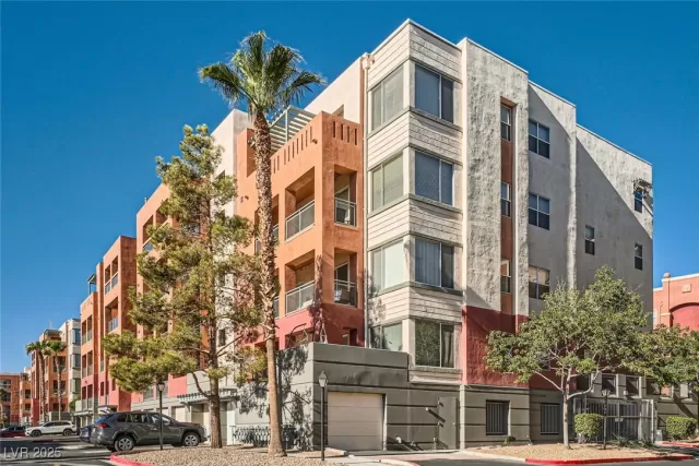 MLS: 2678384 Condo For Sale