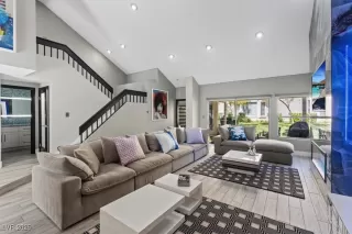 Photo #5: 2679301 Listing