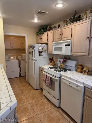 Photo #3: 2681853 Listing