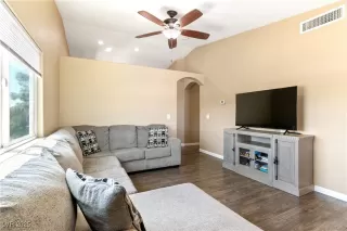 Photo #4: 2684063 Listing