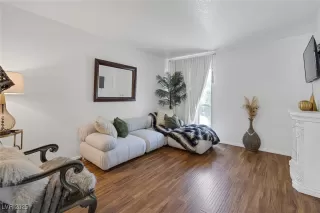 Photo #5: 2684856 Listing