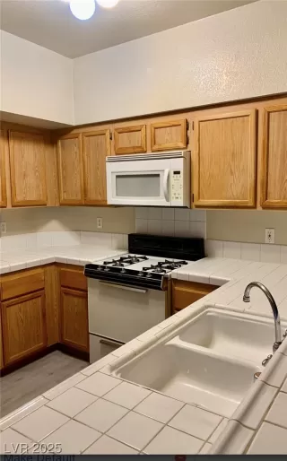 Photo #3: 2685872 Listing 