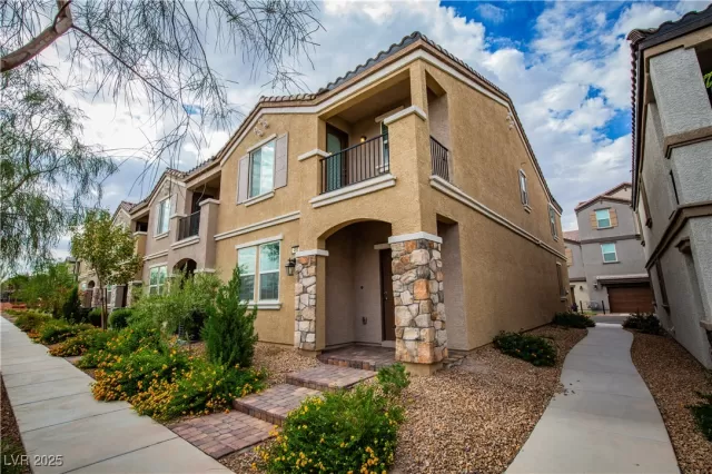 MLS: 2687712 Condo For Sale