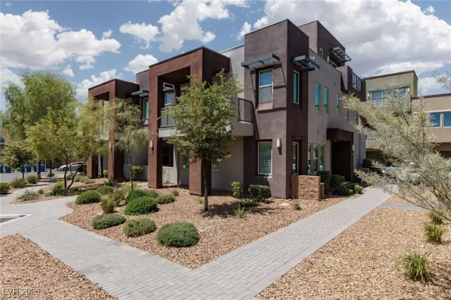 MLS: 2687992 Condo For Sale