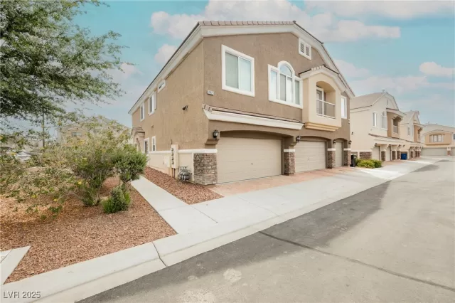 MLS: 2688972 Condo For Sale