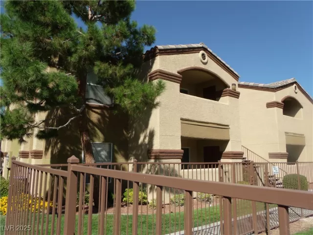 MLS: 2689238 Condo For Sale