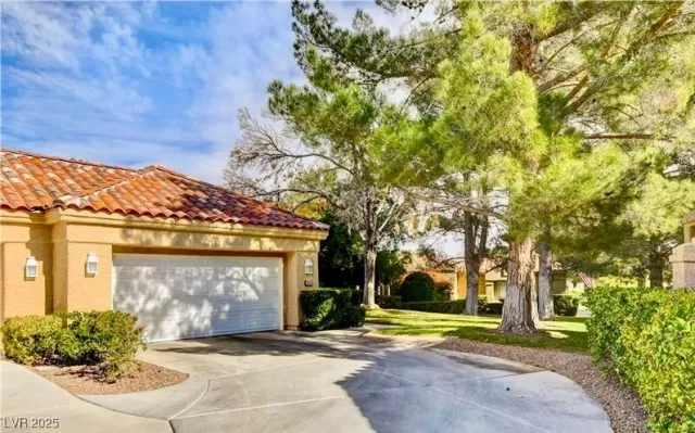 MLS: 2689292 Condo For Sale