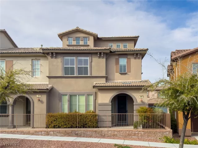 MLS: 2689828 Condo For Sale