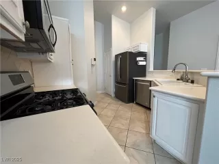 Photo #3: 2689977 Listing 