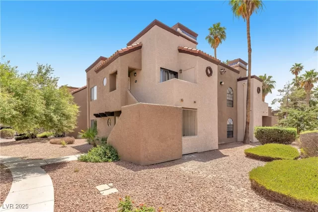 MLS: 2690485 Condo For Sale