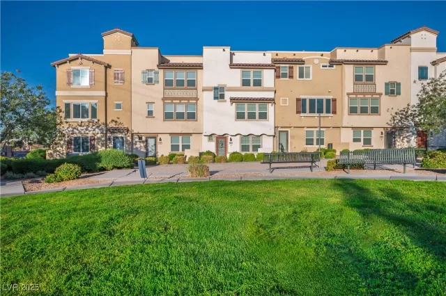 MLS: 2690730 Condo For Sale