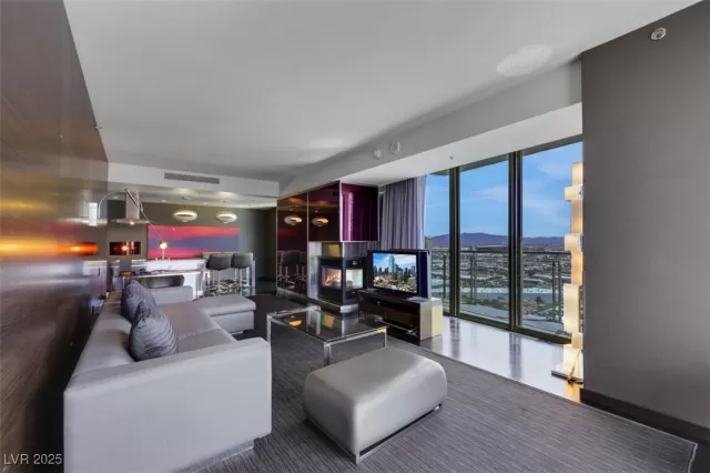 MLS: 2692249 Condo For Sale