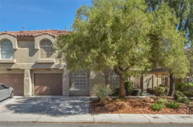 MLS: 2692681 Condo For Sale