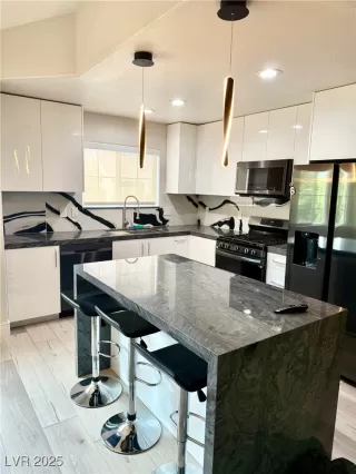 Photo #1: 2692801 Listing 