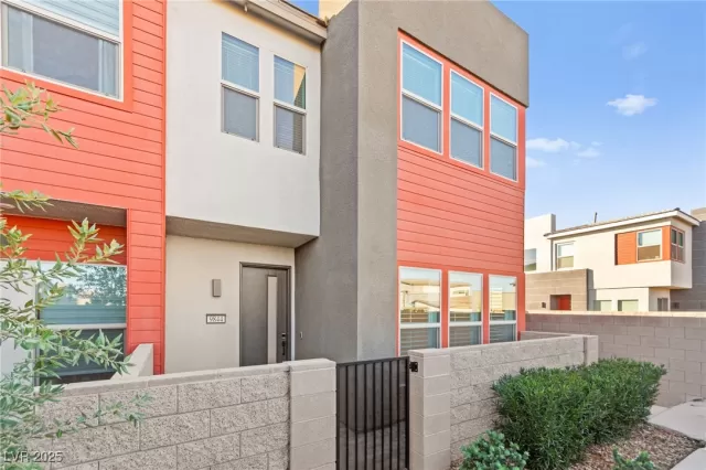 MLS: 2692918 Condo For Sale