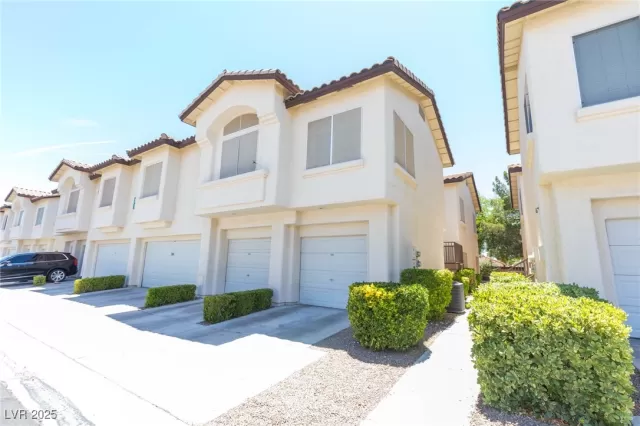 MLS: 2693002 Condo For Sale
