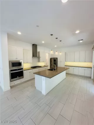 Photo #3: 2693678 Listing