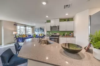 Photo #3: 2695018 Listing