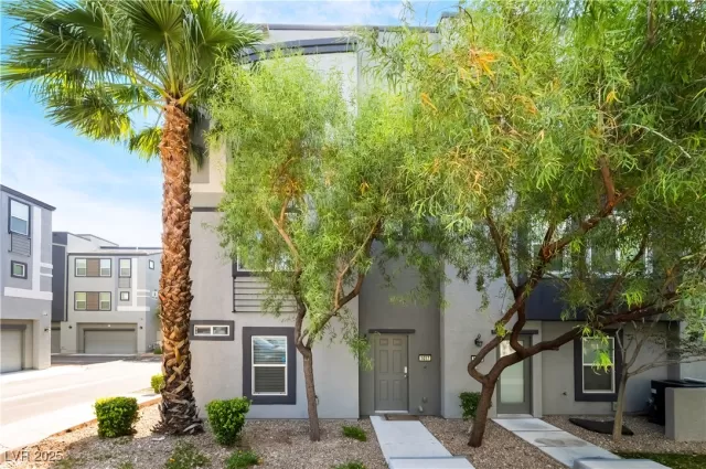 MLS: 2696661 Condo For Sale