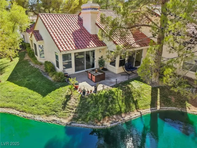 MLS: 2697664 Condo For Sale