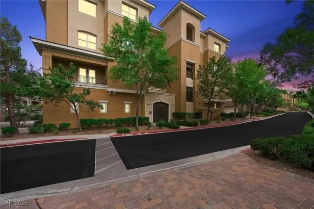 MLS: 2698860 Condo For Sale