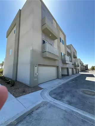 Photo #1: 2698943 Listing 