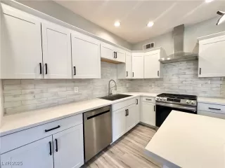 Photo #5: 2700292 Listing 