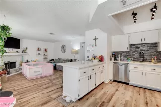 Photo #5: 2700419 Listing 